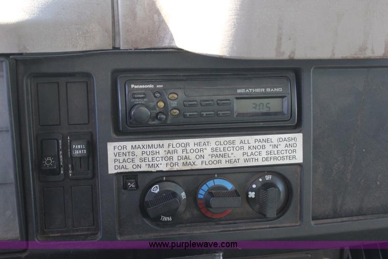 image for item J7632 2002 International 4700 box truck