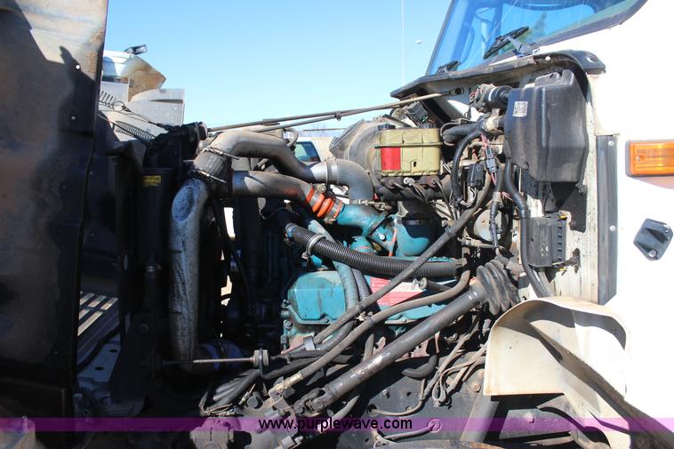 image for item J7632 2002 International 4700 box truck