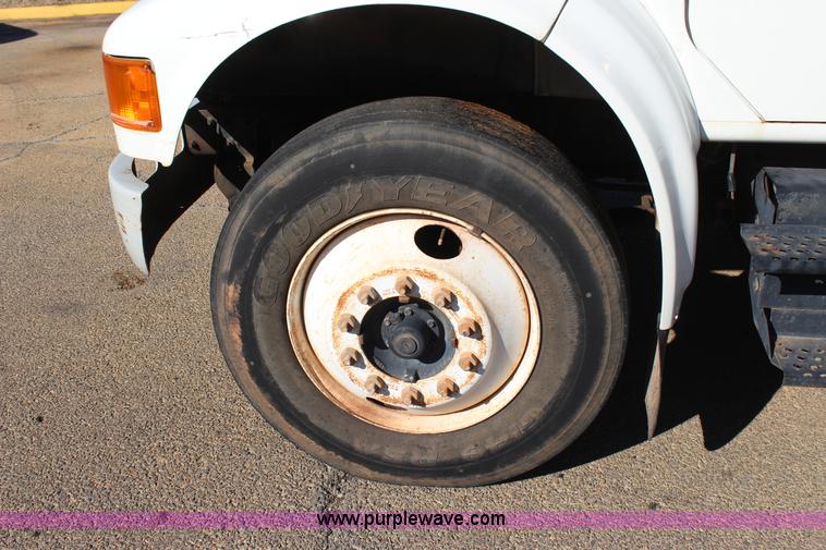 image for item J7632 2002 International 4700 box truck