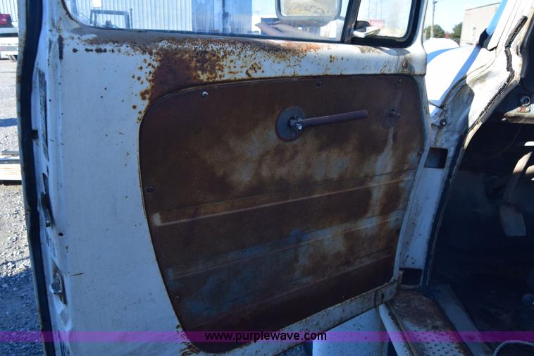 image for item K4476 1965 International 1600 winch truck