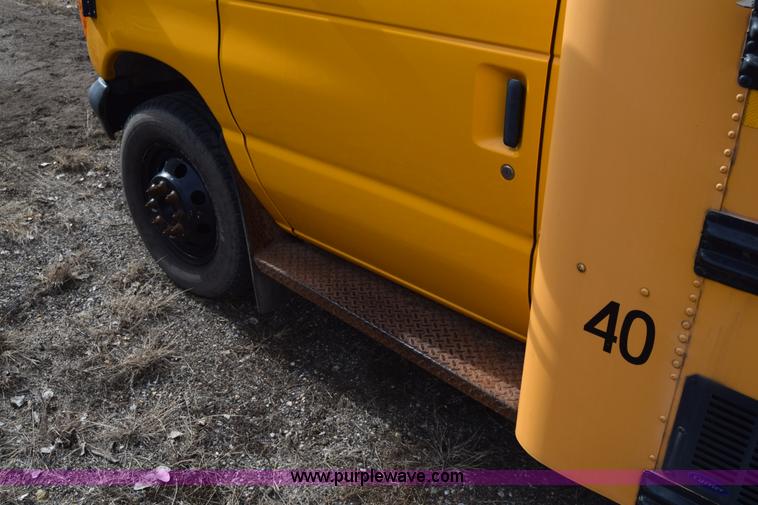 image for item K4484 2005 Ford E450 school bus