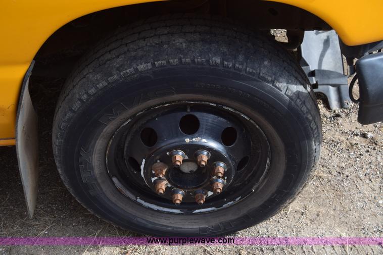 image for item K4484 2005 Ford E450 school bus