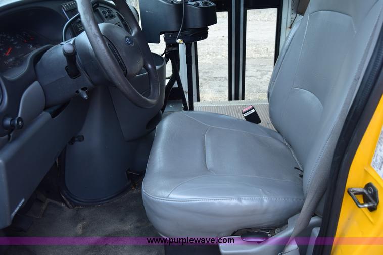 image for item K4485 2005 Ford Econoline E450 school bus