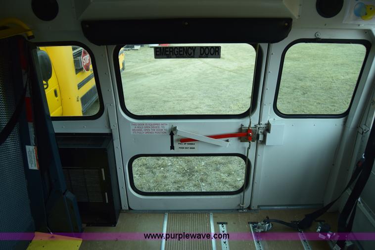 image for item K4485 2005 Ford Econoline E450 school bus