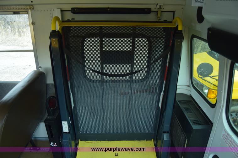 image for item K4485 2005 Ford Econoline E450 school bus