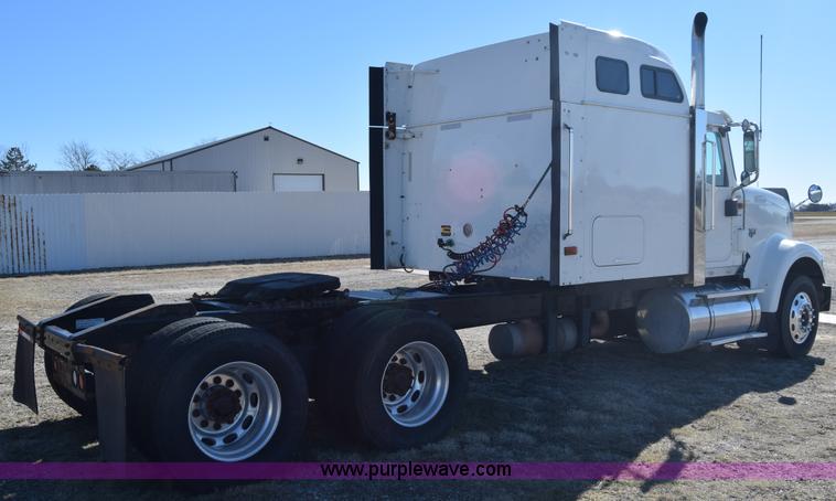 image for item K4488 2006 International 9900i semi truck