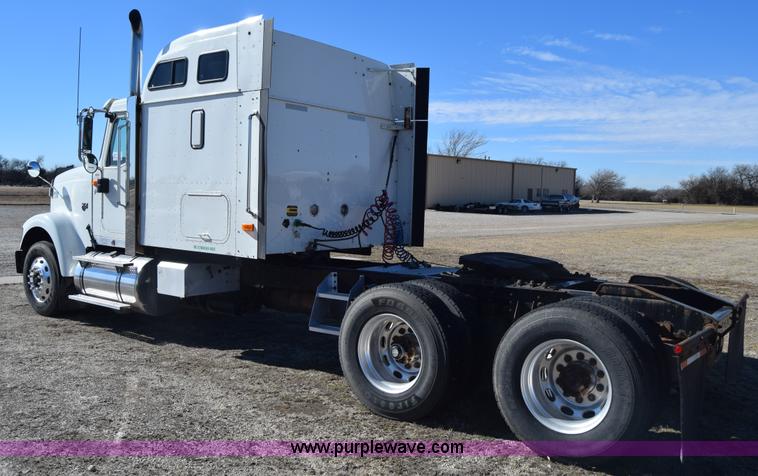image for item K4488 2006 International 9900i semi truck