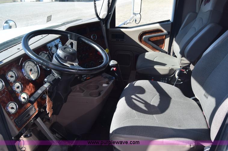 image for item K4488 2006 International 9900i semi truck