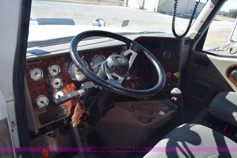 image for item K4488 2006 International 9900i semi truck