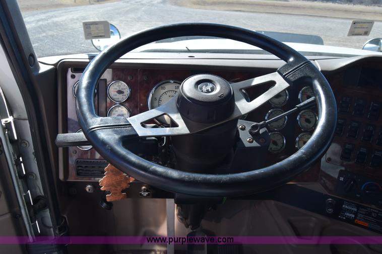 image for item K4488 2006 International 9900i semi truck