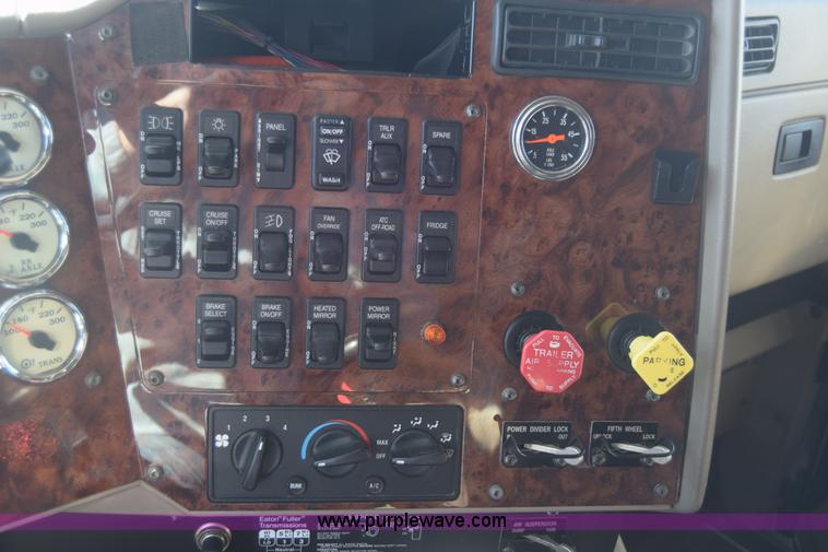 image for item K4488 2006 International 9900i semi truck