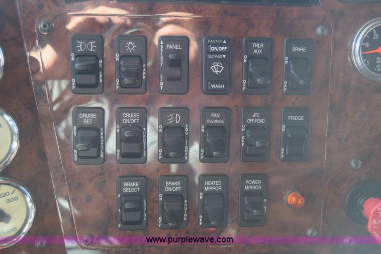 image for item K4488 2006 International 9900i semi truck