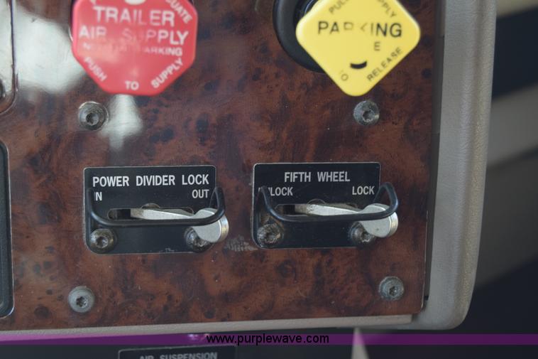 image for item K4488 2006 International 9900i semi truck