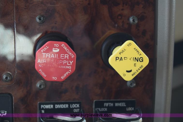 image for item K4488 2006 International 9900i semi truck