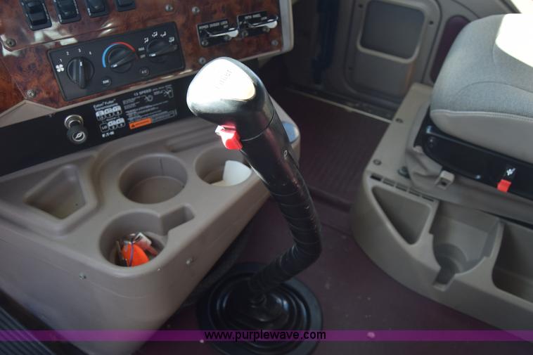 image for item K4488 2006 International 9900i semi truck