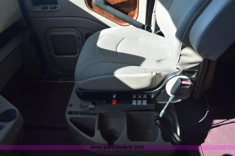 image for item K4488 2006 International 9900i semi truck