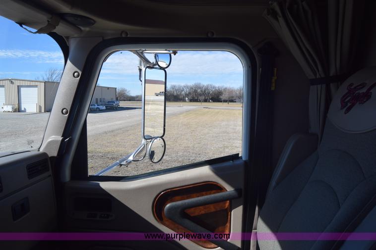 image for item K4488 2006 International 9900i semi truck