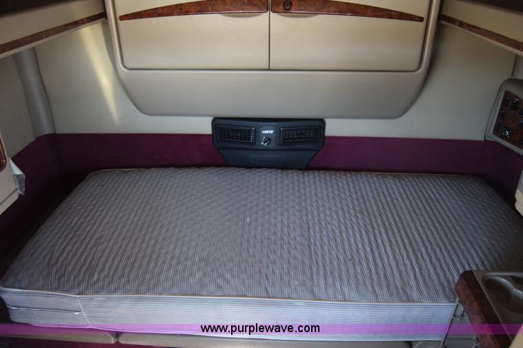 image for item K4488 2006 International 9900i semi truck