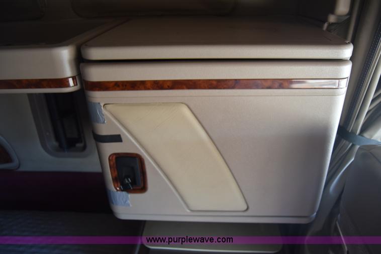 image for item K4488 2006 International 9900i semi truck