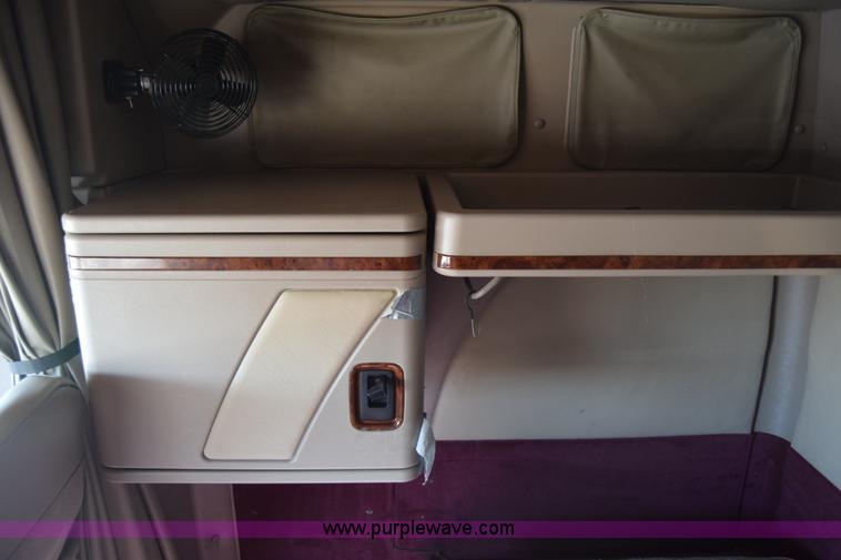 image for item K4488 2006 International 9900i semi truck