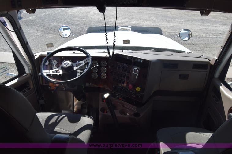 image for item K4488 2006 International 9900i semi truck