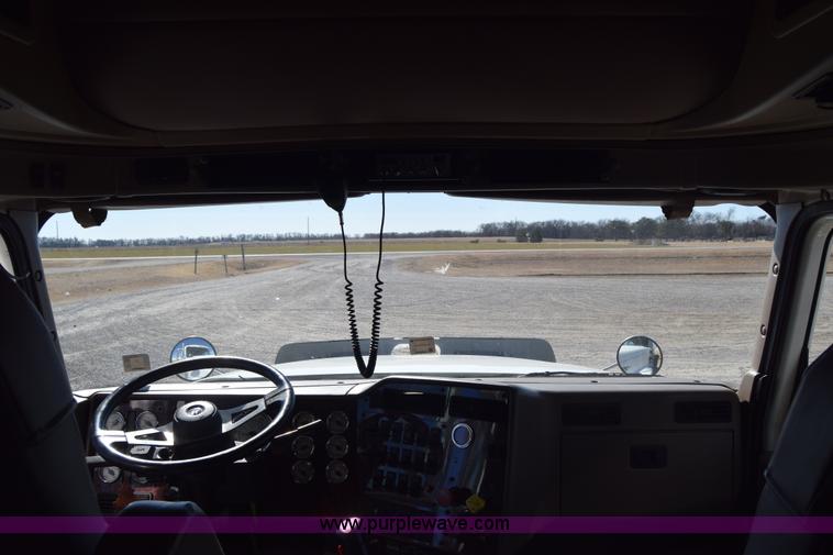 image for item K4488 2006 International 9900i semi truck