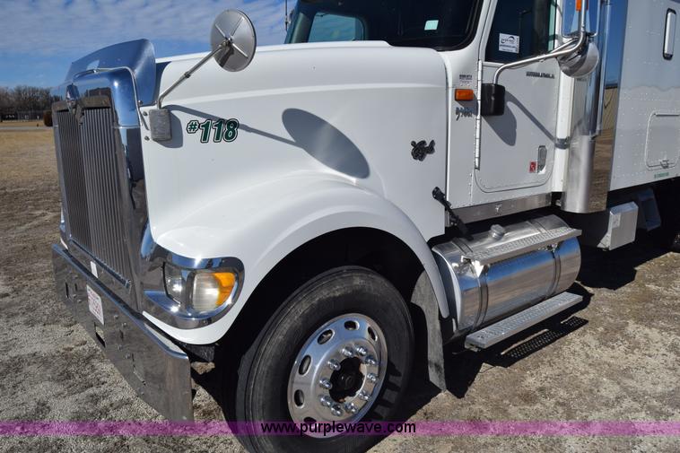 image for item K4488 2006 International 9900i semi truck