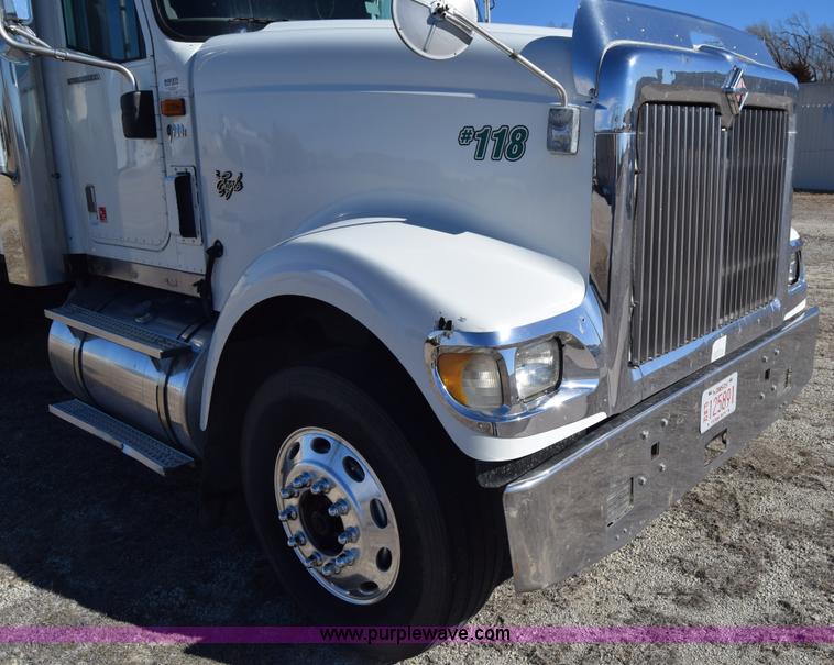 image for item K4488 2006 International 9900i semi truck