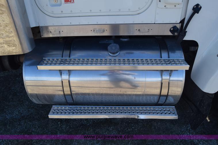 image for item K4488 2006 International 9900i semi truck