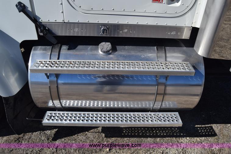 image for item K4488 2006 International 9900i semi truck