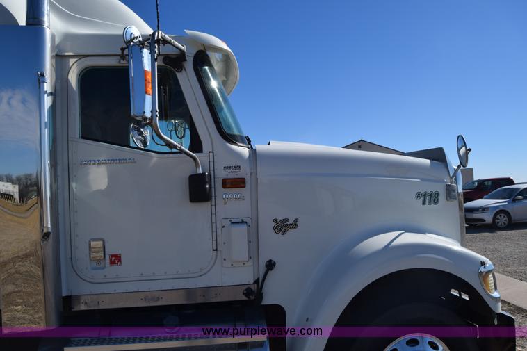 image for item K4488 2006 International 9900i semi truck