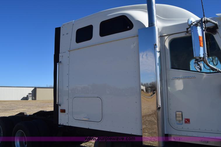 image for item K4488 2006 International 9900i semi truck