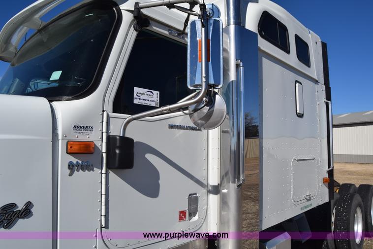 image for item K4488 2006 International 9900i semi truck