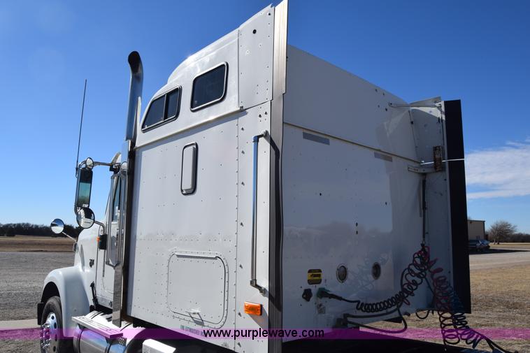 image for item K4488 2006 International 9900i semi truck