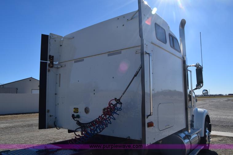 image for item K4488 2006 International 9900i semi truck