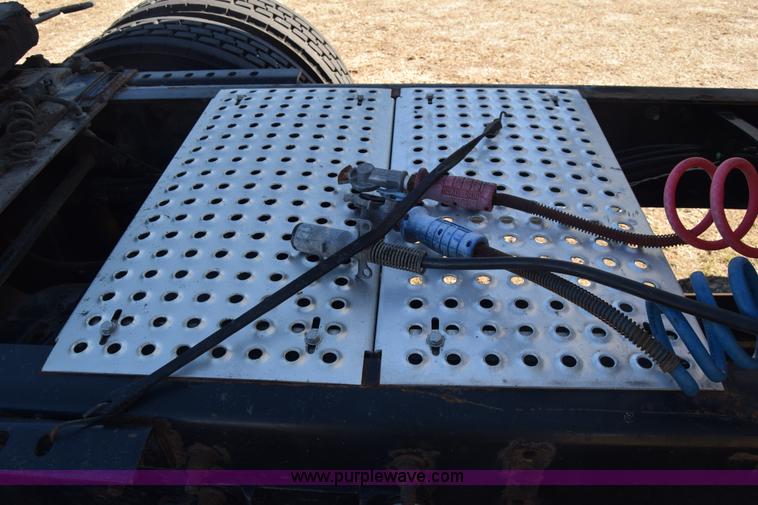 image for item K4488 2006 International 9900i semi truck