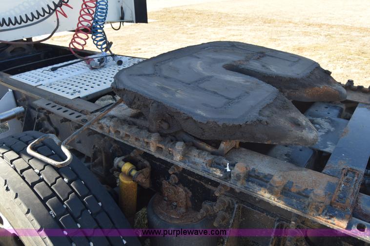 image for item K4488 2006 International 9900i semi truck