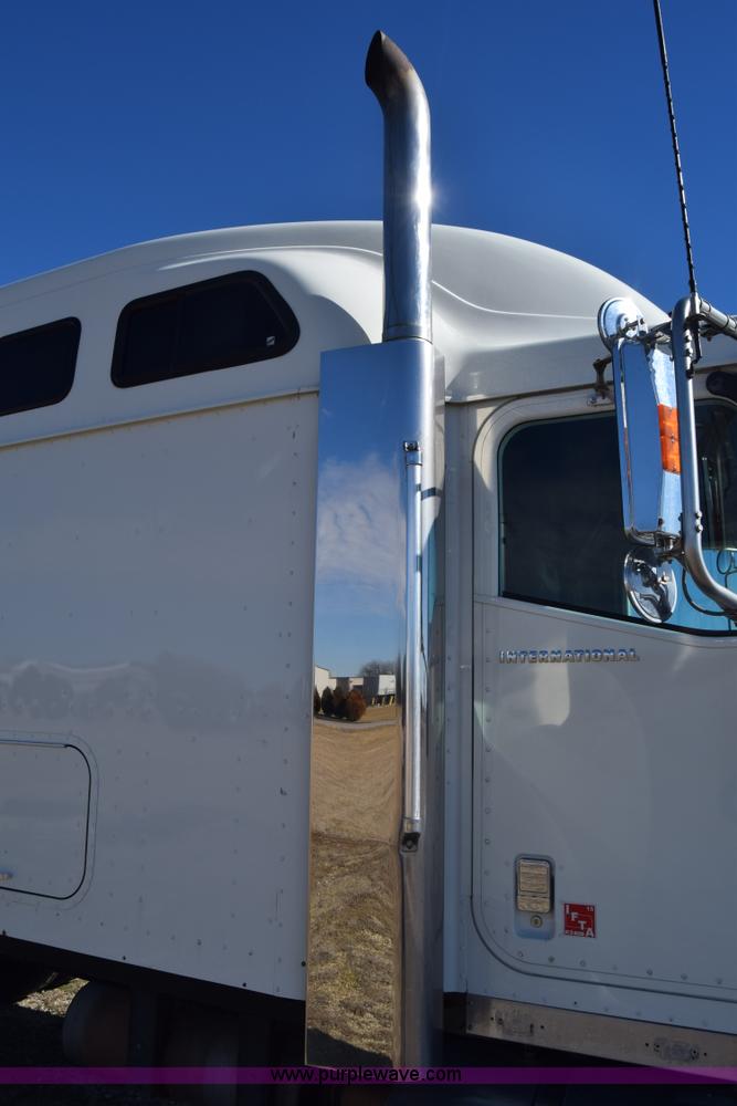 image for item K4488 2006 International 9900i semi truck