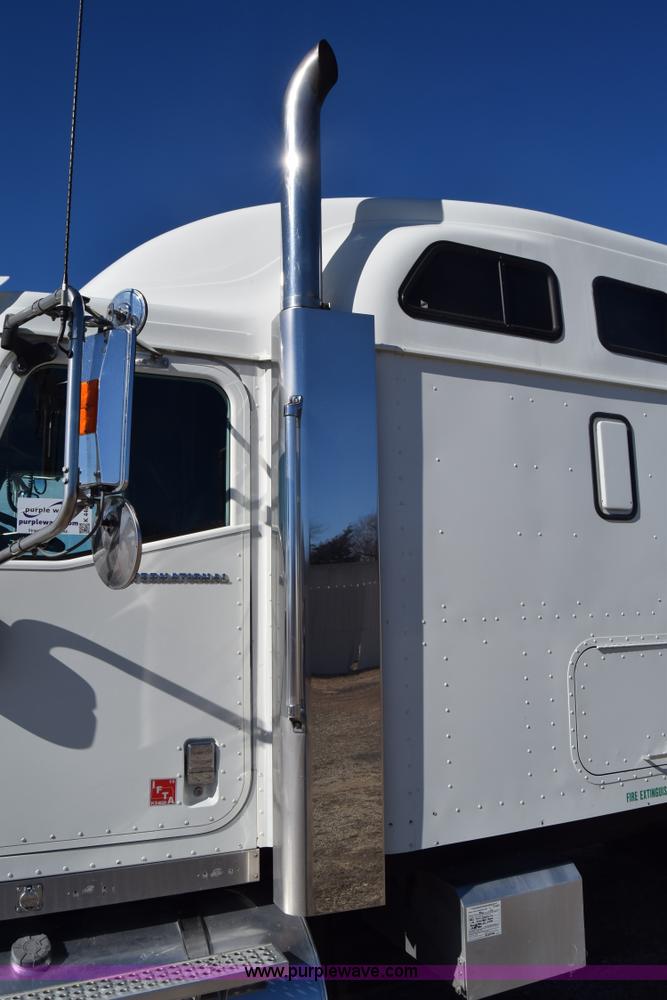 image for item K4488 2006 International 9900i semi truck