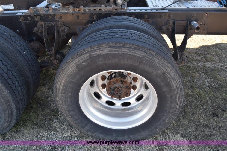 image for item K4488 2006 International 9900i semi truck