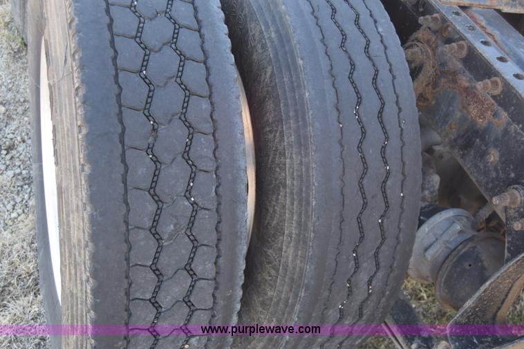 image for item K4488 2006 International 9900i semi truck