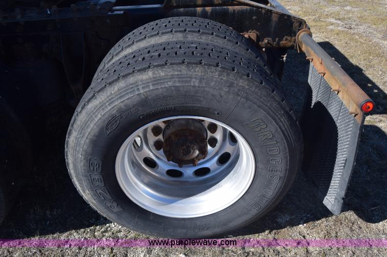 image for item K4488 2006 International 9900i semi truck