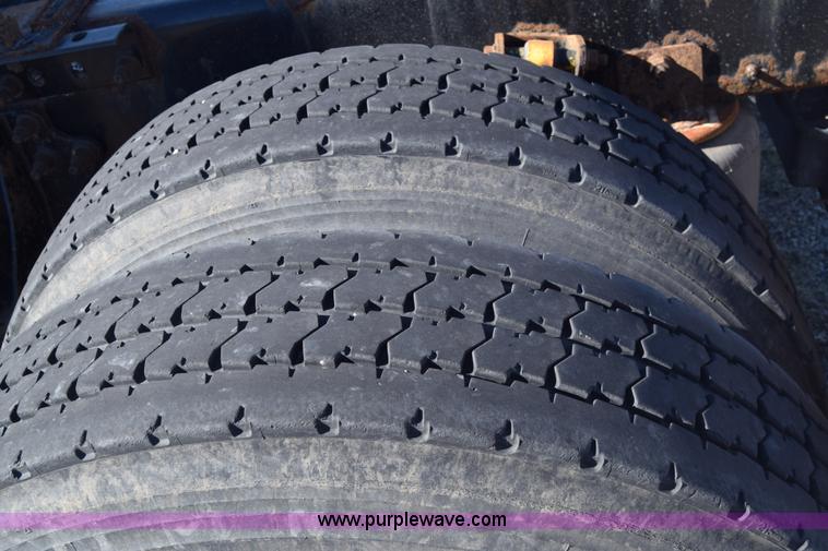 image for item K4488 2006 International 9900i semi truck