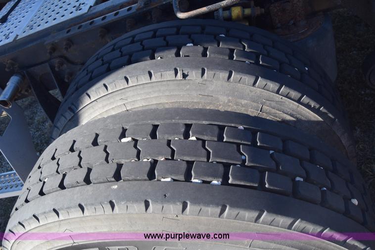 image for item K4488 2006 International 9900i semi truck