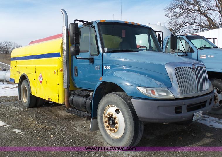 image for item K5488 2004 International DuraStar 4300 fuel truck