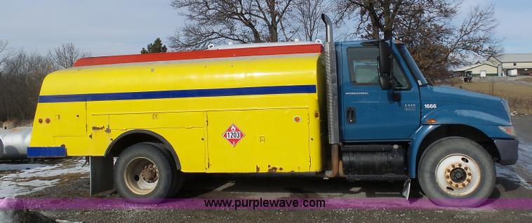 image for item K5488 2004 International DuraStar 4300 fuel truck