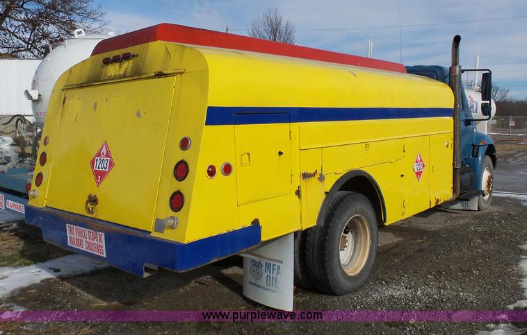 image for item K5488 2004 International DuraStar 4300 fuel truck
