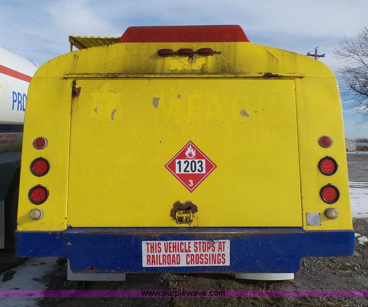 image for item K5488 2004 International DuraStar 4300 fuel truck