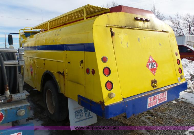 image for item K5488 2004 International DuraStar 4300 fuel truck