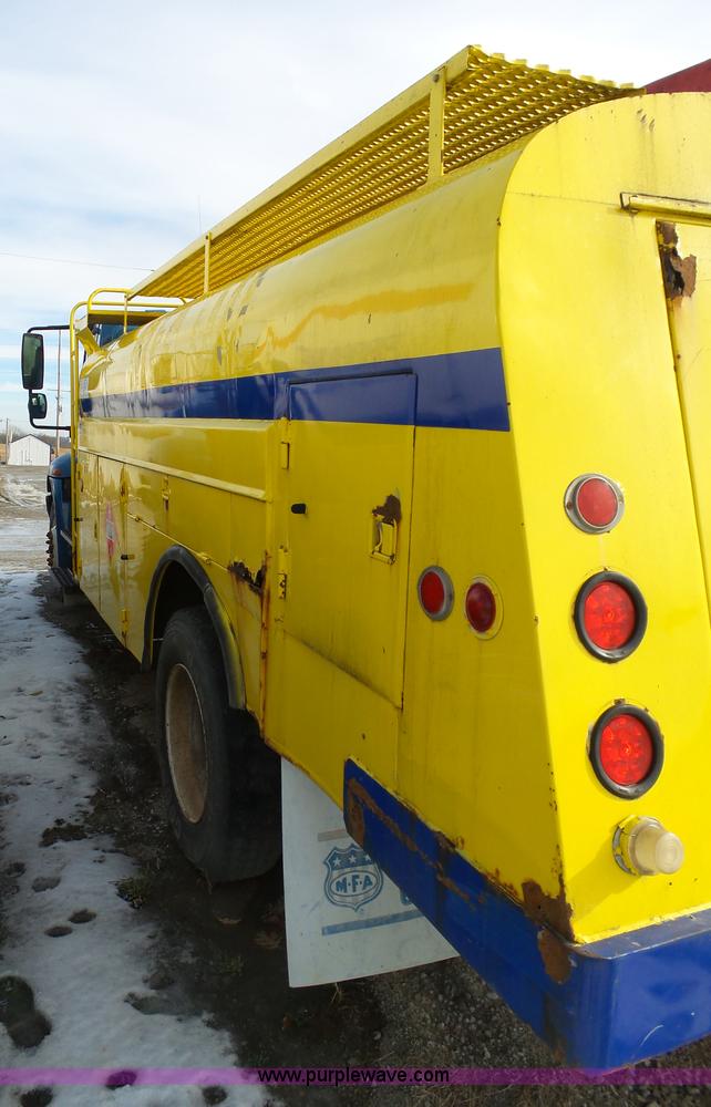 image for item K5488 2004 International DuraStar 4300 fuel truck